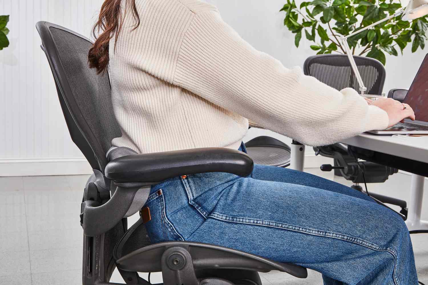 What are the key features to consider when selecting an orthopedic seat cushion for sciatica?